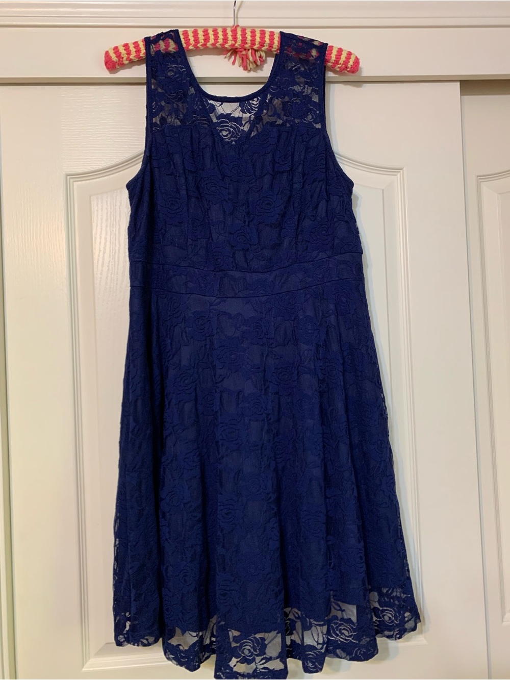 Women's Navy Lace Midi Dress - Elegant Sleeveless Fit